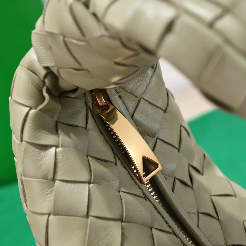 Batch 1120 BV Bottega Veneta's new early spring women's MINI JODIE handbag BV bag 🔥The new method is based on the original rounded corners, knotted with classic woven leather round hobo bag, The most iconic triangular pull-out design, using sheepskin draped soft shape, is super suitable for concave shapes~ Jodie feels really gentle to people, and is definitely the best item for daily matching. It has the same weave, new elements and twists, is compact and versatile, and is the new favorite of street style Internet celebrities! Dimensions: 23x28x8 Model: 6699-1